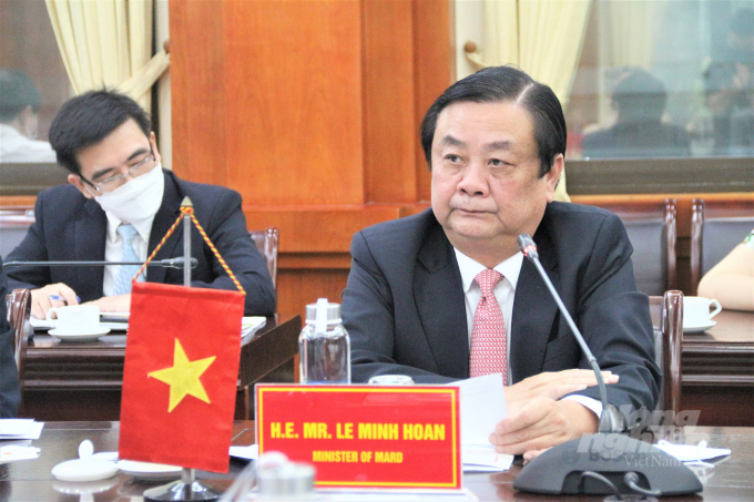 Bộ trưởng Lê Minh Hoan đề nghị Đại sứ hỗ trợ thu hút doanh nghiệp EU tăng cường đầu tư vào nông nghiệp Việt Nam. Ảnh: Phạm Hiếu.