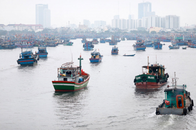 Ban Chỉ đạo quốc gia về Phòng, chống thiên tai yêu cầu khẩn trương đưa tàu thuyền về nơi tránh trú an toàn. Ảnh: Nguyễn Đông.