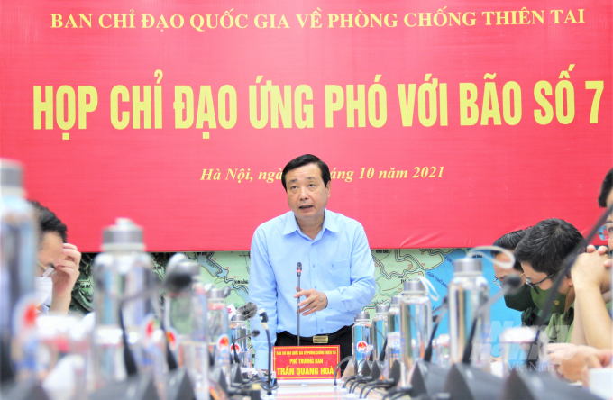 Ông Trần Quang Hoài đề nghị các địa phương cần tạo điều kiện để tàu thuyền của địa phương khác lên bờ tránh trú. Ảnh: Phạm Hiếu.