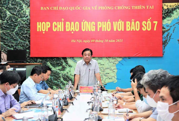 Bộ trưởng Lê Minh Hoan, Phó Trưởng ban Thường trực Ban Chỉ đạo quốc gia về Phòng, chống thiên tai, chủ trì cuộc họp ứng phó với bão số 7. Ảnh: Tổng cục PCTT.