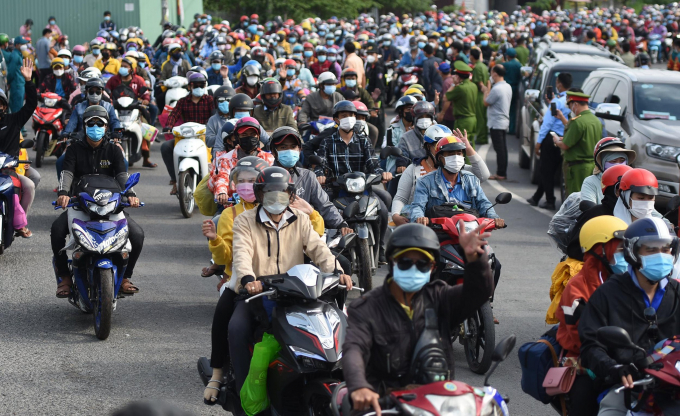 Thủ tướng Phạm Minh Chính yêu cầu các địa phương tổ chức thật tốt việc đưa đón người về quê và từ quê trở lại. Ảnh: Lê Lâm.