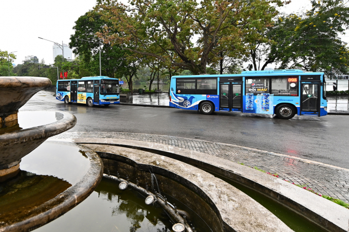 Hà Nội cho phép xe bus, xe taxi được hoạt động từ ngày mai (14/10). Ảnh: Giang Huy.