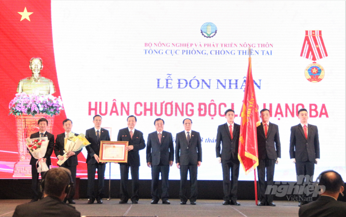 The Vietnam Disaster Management Authority received the Third-class Medal of Independence from the President of the Socialist Republic of Vietnam. Photo: Pham Hieu.