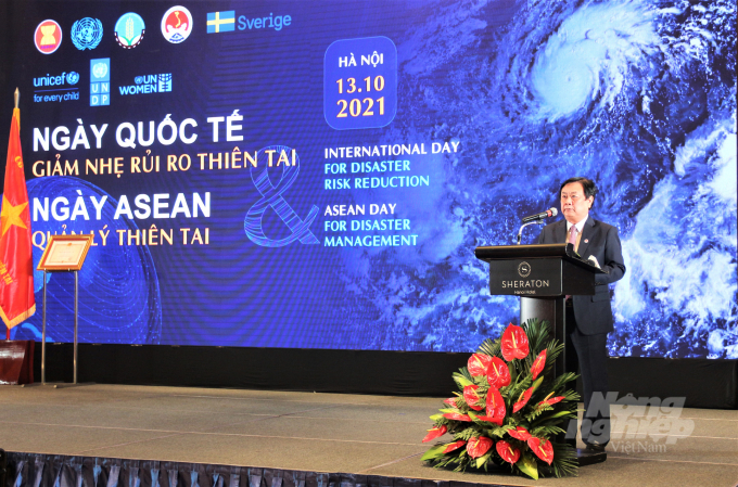 Bộ trưởng Lê Minh Hoan phát biểu tại sự kiện hưởng ứng Ngày Quốc tế Giảm nhẹ rủi ro thiên tai và Ngày ASEAN Quản lý thiên tai. Ảnh: Phạm Hiếu.