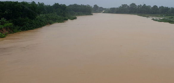 Mưa lũ liên tục từ chiều 16 đến sáng 17/10 nên nước sông Hiếu, tại huyện Cam Lộ (Quảng Trị) vượt BĐ1. Ảnh: Quốc Nam.
