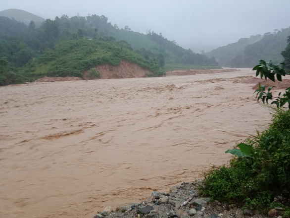 Nước từ thượng nguồn đổ về sông Nước Mét, xã Phước Thành, huyện Phước Sơn, tỉnh Quảng Nam. Ảnh: Văn Cớt.