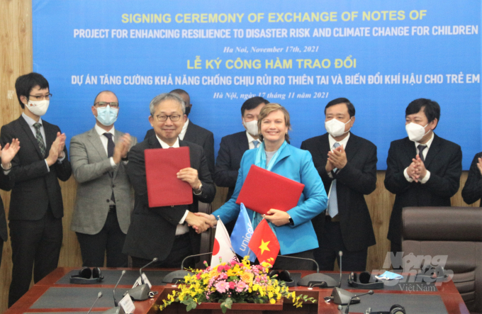 Đại sứ quán Nhật Bản tại Việt Nam và Quỹ Nhi đồng Liên Hợp Quốc (UNICEF) tại Việt Nam ký kết Công hàm trao đổi cho Dự án. Ảnh: Phạm Hiếu.