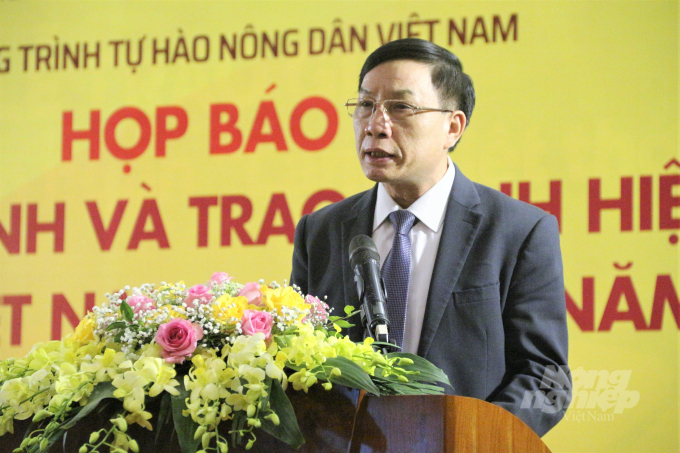 Ông Nguyễn Hồng Sơn, Phó trưởng Ban Tổ chức Chương trình 'Tự hào Nông dân Việt Nam 2021', phát biểu khai mạc chương trình. Ảnh: Phạm Hiếu.