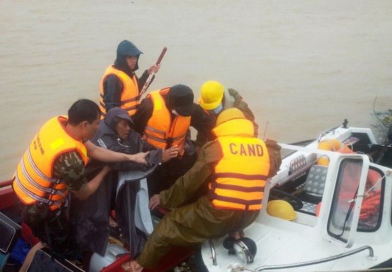 Các lực lượng chức năng hỗ trợ nhân dân trong mưa lũ tại tỉnh Bình Định. Ảnh: VGP.