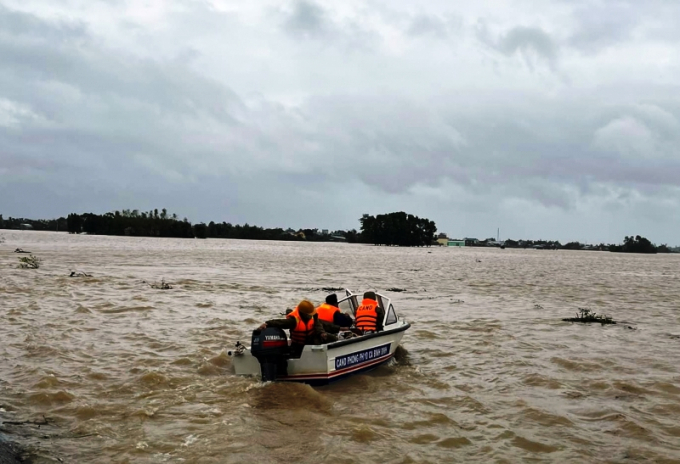 Lực lượng chức năng kiểm tra các khu vực bị ngập lụt. Ảnh: VGP.