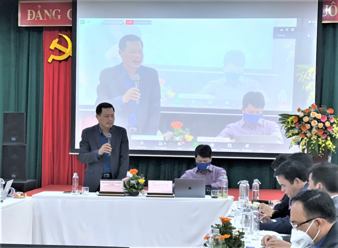 Ông Nguyễn Quý Phương (đứng) cho rằng du lịch nông thôn sẽ góp phần giải quyết vấn đề 'được mùa mất giá' hay 'được giá mất mùa' của người nông dân.