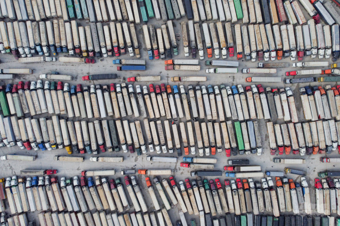 As of January 2, 2022, the total number of vehicles stuck at the three border gates of Huu Nghi, Tan Thanh, and Chi Ma was 2,852. Photo: Tung Đinh.