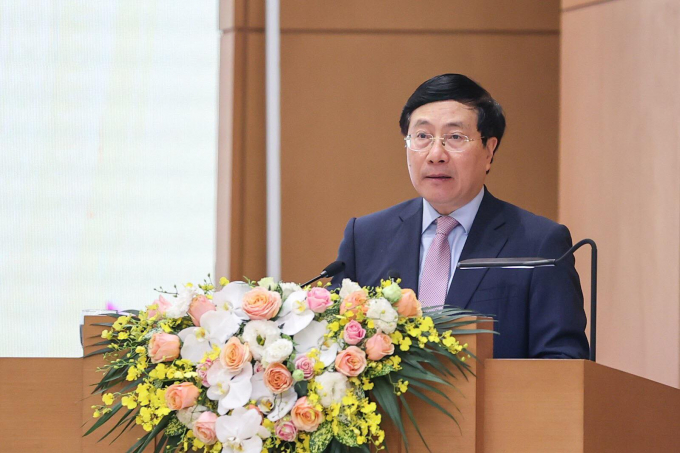 Phó Thủ tướng Thường trực Phạm Bình Minh trình bày Báo cáo tóm tắt về công tác chỉ đạo, điều hành và kết quả thực hiện kế hoạch phát triển kinh tế-xã hội năm 2021 và phương hướng, nhiệm vụ năm 2022 tại Hội nghị. Ảnh: VGP/Nhật Bắc.