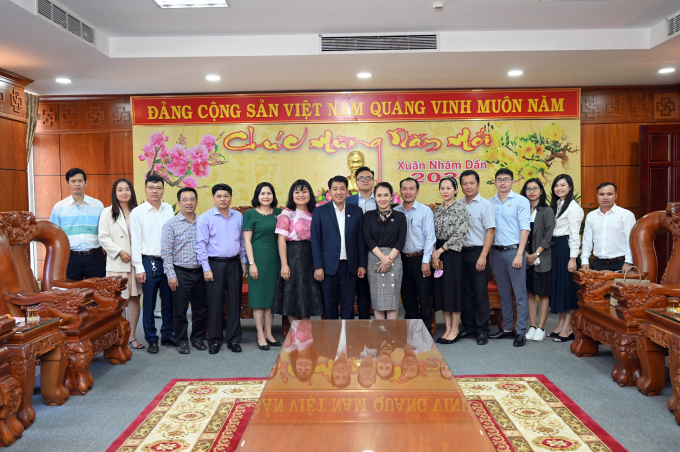 Đoàn công tác của Tập đoàn Hùng Nhơn chụp ảnh lưu niệm trong chuyến làm việc tại Đăk Lắk.