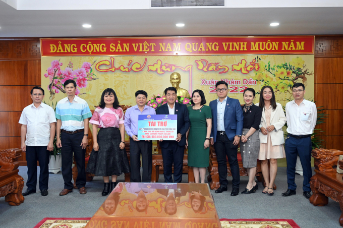 Ông Phạm Minh Tấn, Phó bí thư thường trực Tỉnh ủy, Phó Ban chỉ đạo phòng, chống dịch Covid-19 tỉnh (thứ tư từ trái sang) tiếp nhận tài trợ của Tập đoàn Hùng Nhơn.