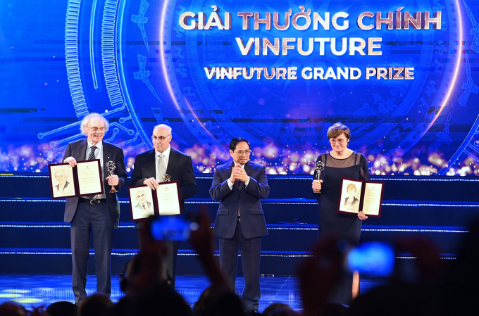 Thủ tướng Phạm Minh Chính trao giải thưởng chính cho 3 nhà khoa học GS Kariko, GS Weissman và GS Pieter R. Cullis. Ảnh: Giang Huy/VnExpress.