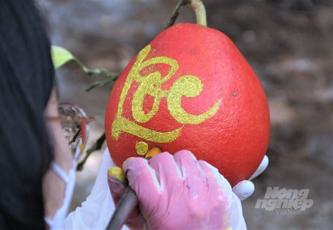 Cùng với màu đỏ tượng trưng cho sự may mắn của quả bưởi, khách thường đặt hàng chị Phan viết thêm các chữ như Phúc - Tài - Lộc để cầu mong sự may mắn, sung túc trong một năm mới. Ảnh: Phạm Hiếu.