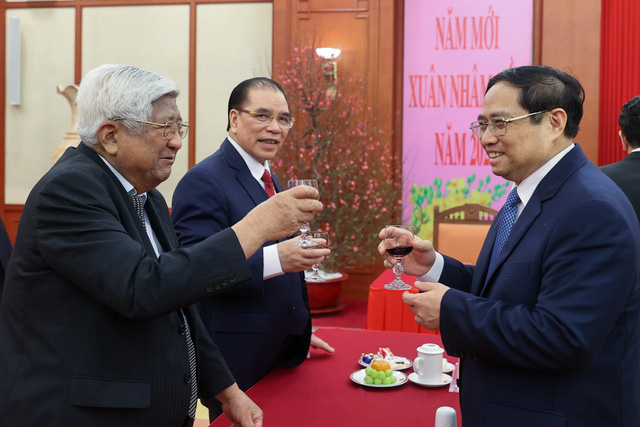 Thủ tướng Chính phủ Phạm Minh Chính chúc Tết nguyên Tổng Bí thư Nông Đức Mạnh, nguyên Chủ tịch Ủy ban Trung ương MTTQ Phạm Thế Duyệt. Ảnh: VGP/Nhật Bắc.