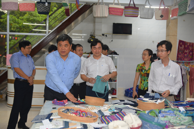 Thứ trưởng Trần Thanh Nam thăm cơ sở sản xuất dệt thổ cẩm. Ảnh: Trần Hồ.