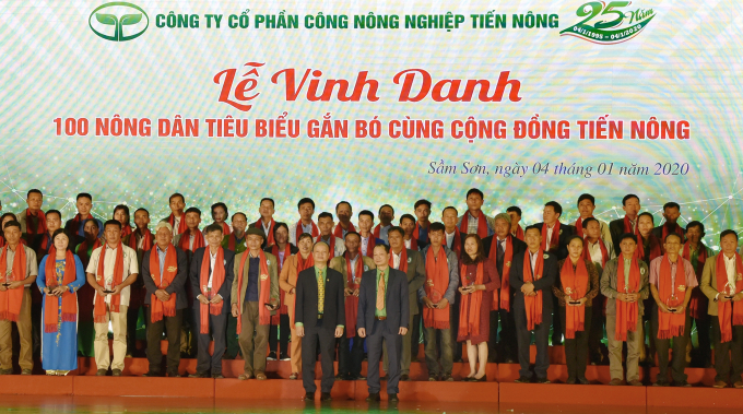 Công ty CP Công nông nghiệp Tiến Nông vinh danh 100 nông dân tiêu biểu gắn bó cùng cộng đồng Tiến Nông. Ảnh: Phú Ký.