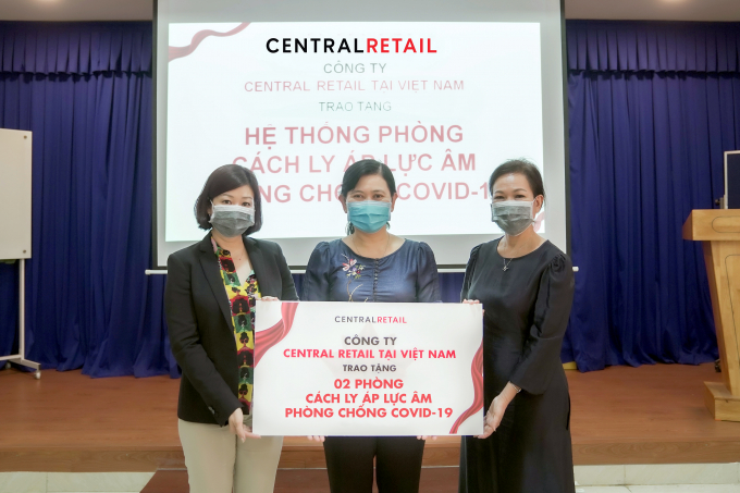 Đại diện Sở Y Tế TP. Hồ Chí Minh (giữa) nhận 2 phòng cách ly áp lực âm từ Central Retail và sẽ được trao cho Bệnh viện Huyện Cần Giờ, chuyên điều trị cho bệnh nhân bị nhiễm SARS-CoV-2. Ảnh: CR.