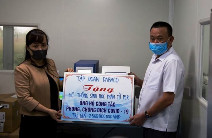 Chủ tịch HĐQT Tập đoàn Dabaco Nguyễn Như So (phải) trao tặng Hệ thống máy xét nghiệm chẩn đoán Covid-19 cho Trung tâm Kiểm soát bệnh tật tỉnh Bắc Ninh. Ảnh: Huệ Minh.