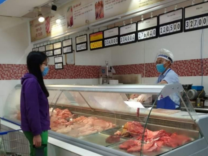 Ngày 2/4, giá thịt lợn bán tại siêu thị Co.opmart giảm từ 3.000 - 20.000 đ/kg. Ảnh: Nguyên Huân.