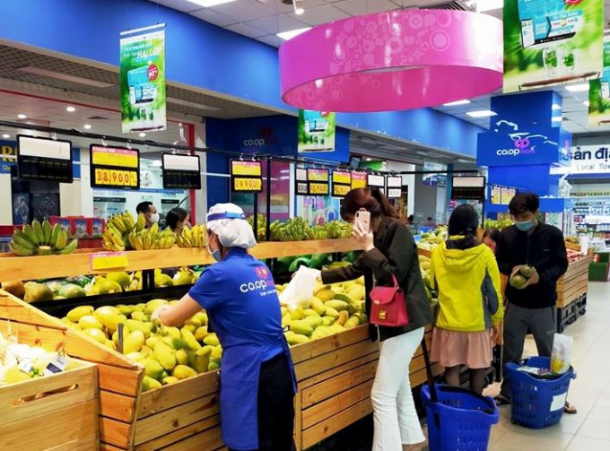 Nhân viên siêu thị Co.opmart Hà Nội đang chọn hàng giúp người tiêu dùng mua online. Ảnh: NH.