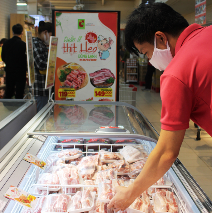 Thịt lợn nhập khẩu bày bán tại siêu thị Big C. Ảnh: Tiến Hà.