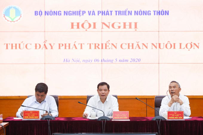 Bộ trưởng Nguyễn Xuân Cường (giữa), Thứ trưởng Phùng Đức Tiến (phải) và Thứ trưởng Trần Thanh Nam chủ trì Hội nghị thúc đẩy phát triển chăn nuôi lợn sáng 6/5. Ảnh: Tùng Đinh.