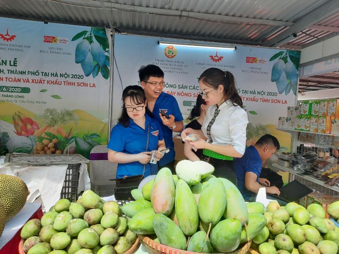 Đặc sản, trái cây của 17 tỉnh, thành được Sở Công Thương Hà Nội bán và giới thiệu tại Big C Thăng Long từ ngày 30/5 - 3/6/2020. Ảnh: Nguyên Huân.