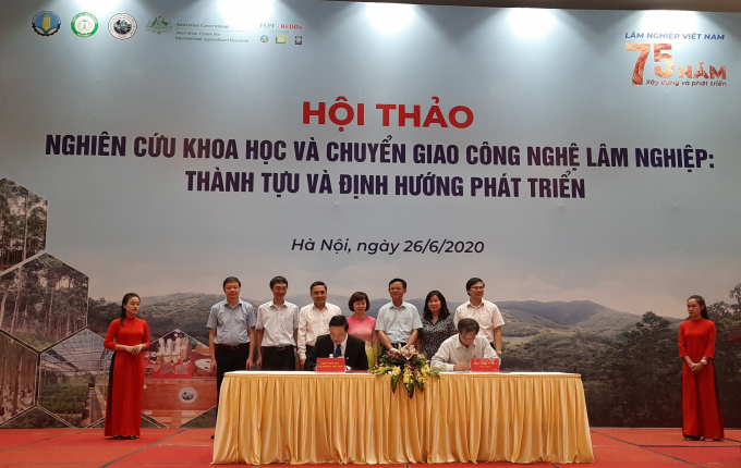 Dưới dự chứng kiến của Thứ trưởng Thường trực Hà Công Tuấn, Viện Khoa học Lâm nghiệp Việt Nam đã ký kết hợp tác với một số tập đoàn, doanh nghiệp về sản xuất giấy. Ảnh: Nguyên Huân.