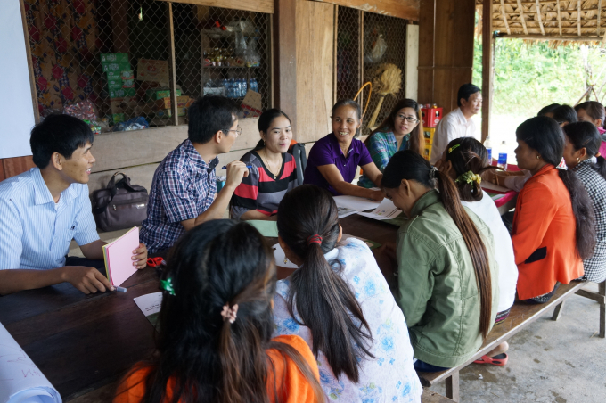 Cán bộ Dự án FCPF - 2 tham vấn người dân Quảng Bình về các vấn đề kinh tế, xã hội trong quá trình triển khai dự án. Ảnh: FCPF.