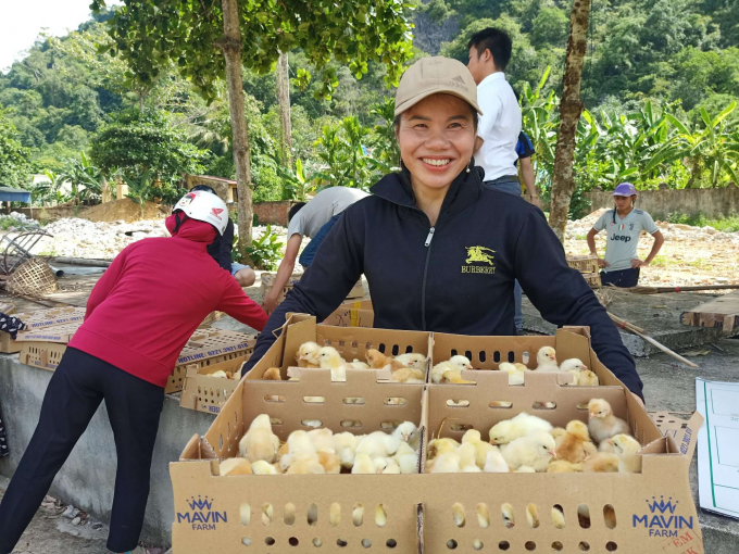 Bà con tại Thanh Hóa vui mừng khi nhận được gà giống hỗ trợ từ Tập đoàn Mavin. Ảnh: Toan Vũ.