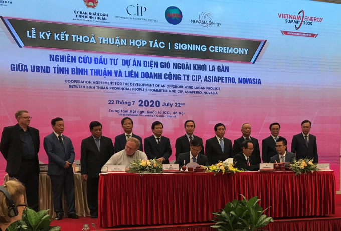 Lễ ký biên bản ghi nhớ (MOU) phát triển dự án điện gió ngoài khơi La Gàn, tỉnh Bình Thuận trị giá tới 10 tỷ USD dưới sự chứng kiến của lãnh đạo Chính phủ, Bộ, ngành, địa phương. Ảnh: Kim Quy.