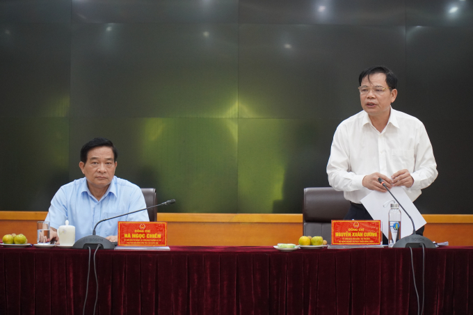 Bộ trưởng Bộ NN-PTNT Nguyễn Xuân Cường (phải) và Chủ tịch Hội đồng Dân tộc của Quốc hội Hà Ngọc Chiến tại buổi làm việc về xây dựng nông thôn mới chiều 30/7 tại Hà Nội. Ảnh: Nguyên Huân.