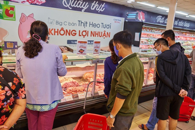 Người tiêu dùng được mua thịt lợn không lợi nhuận tại hệ thống siêu thị Big C đến hết ngày 31/8/2020. Ảnh: Tân Vũ.