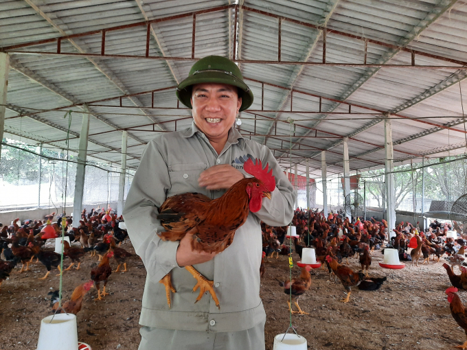 Anh Lưu Xuân Phúc chia sẻ, giờ muốn nuôi gà thành công bền vững bắt buộc phải nắm vững quy trình vắc xin và phòng bệnh. Ảnh: Nguyên Huân.
