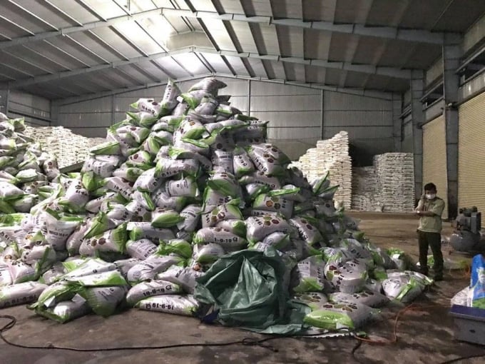 Lãnh đạo Công ty Minh Tân cho biết 4,4 tấn phân bón này là hàng bị rách, lỗi trong quá trình sản xuất, bốc dỡ, vận chuyển được doanh nghiệp gom lại để sử dụng nội bộ, không bán ra thị trường. Ảnh: TX.
