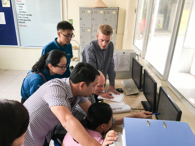 Chuyên gia Việt nam và Đan Mạch trao đổi kinh nghiệm về giám sát sử dụng điện trong nhà máy. Ảnh: Kim Quy.