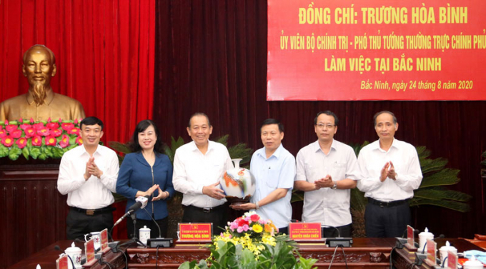 Phó Thủ tướng Thường trực Chính phủ Trương Hòa Bình tặng quà lưu niệm các đồng chí lãnh đạo tỉnh Bắc Ninh. Ảnh: BBNĐT.