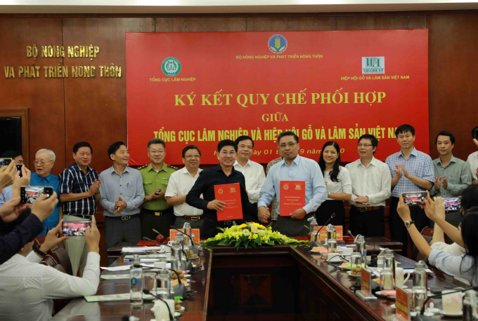 Tổng cục Lâm nghiệp và Hiệp hội Gỗ và Lâm sản Việt Nam ký kết quy chế phối hợp với sự chứng kiến của lãnh đạo Bộ NN-PTNT. Ảnh: Nguyễn Sinh.