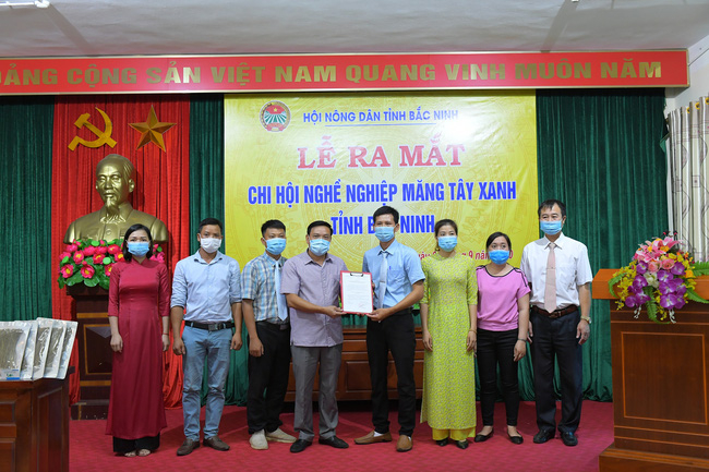 Lãnh đạo Hội Nông dân tỉnh Bắc Ninh trao quyết định cho Chi hội nghề nghiệp măng tây xanh Bắc Ninh. Ảnh: Khương Lực.