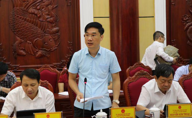 Giám đốc Sở NN-PTNT Bắc Ninh Đặng Trần Trung báo cáo kết quả thẩm định, công nhận huyện nông thôn mới huyện Yên Phong. Ảnh: Bacninh.gov.vn.