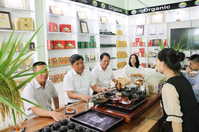 Thứ trưởng Bộ NN-PTNT Trần Thanh Nam thăm và thưởng thức trà tại HTX Chế biến chè Phìn Hồ. Ảnh: FHT.