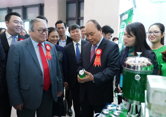 Thủ tướng Nguyễn Xuân Phúc cùng các đại biểu tham quan các gian trưng bày nông sản của nông dân. Ảnh: VGP/Quang Hiếu.