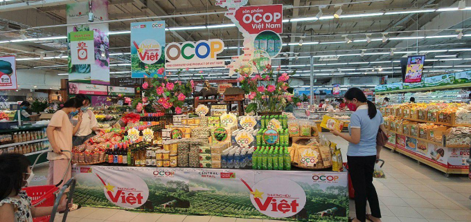 Sự kiện 'Made in Vietnam - Tinh hoa Việt Nam' thu hút sự tham gia của khoảng 100 gian hàng là các doanh nghiệp đến từ các ngành hàng chủ lực của Việt Nam như: cà phê, trà, hạt điều, hồ tiêu, thủy sản, dệt may, da giày, balo, túi xách. Ảnh: Thanh Tân.