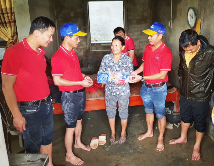 Đoàn cứu trợ của Mavin đã trực tiếp đến thăm hỏi và trao tặng quà cho một số gia đình trong khu vực ngập lụt tại vùng rốn lũ Quảng Bình. Ảnh: MV.