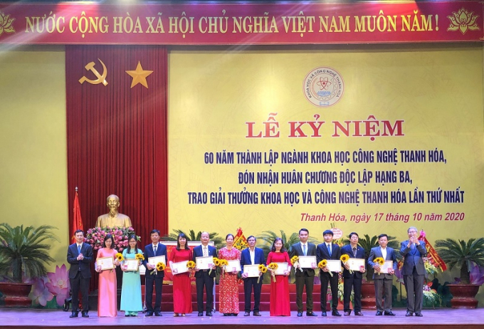 Tổng Giám đốc Công ty Cổ phần Công nông nghiệp Tiến Nông Nguyễn Hồng Phong (thứ 6 từ trái sang) cùng cán bộ Trung tâm Nghiên cứu phát triển Khoa Học và Công nghệ Tiến Nông nhận Giải thưởng Khoa học và Công Nghệ tỉnh Thanh Hóa lần thứ 1. Ảnh: Việt Hoàng.