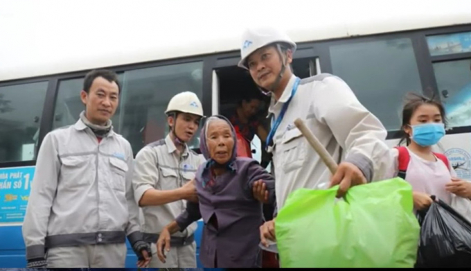 Cán bộ, công nhân viên Tập đoàn Hòa Phát hỗ trợ nhân dân vào tránh bão tại khu ký túc xá của Công ty Cổ phần Thép Hòa Phát Dung Quất. Ảnh: HPG.
